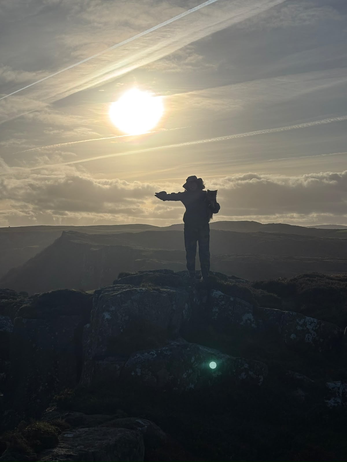 Silhouette de Flaviane Delabre en montagne au coucher du soleil