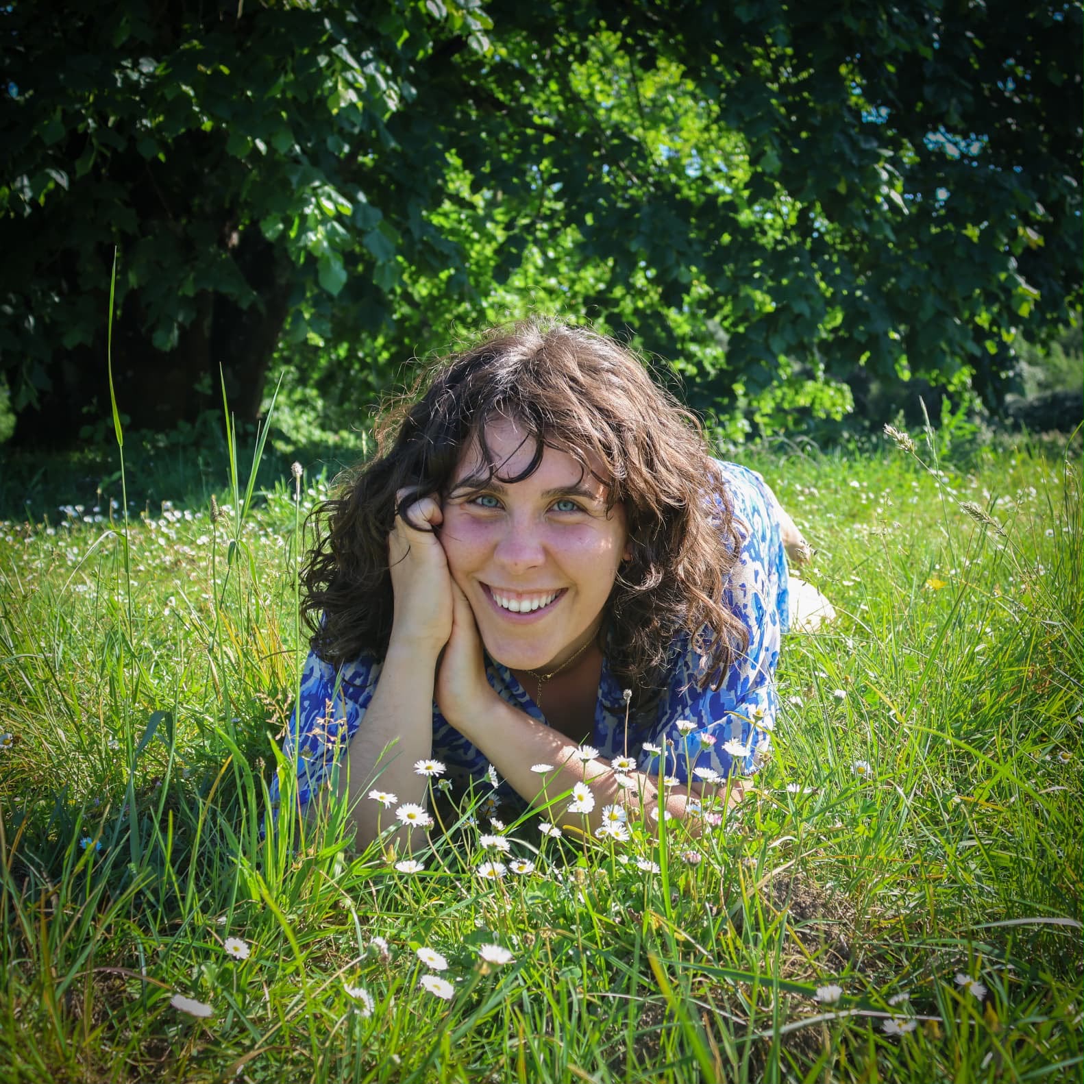 Portrait de Flaviane Delabre, photographe à Rennes, dans une prairie